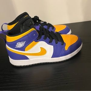 Jordan 1 Mid "Dark Concord/Taxi/White/Black" Boys' Shoe